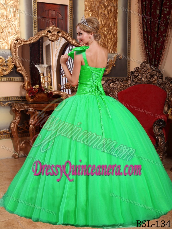 Spring Green One-shoulder Ruched Organza Quinceanera Dress with Beading and Bow