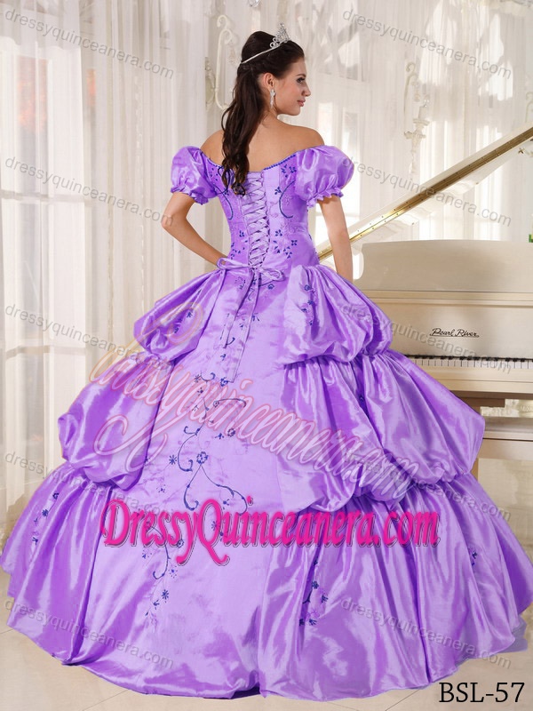Graceful Off The Shoulder Taffeta Quinceanera Dresses with Embroidery