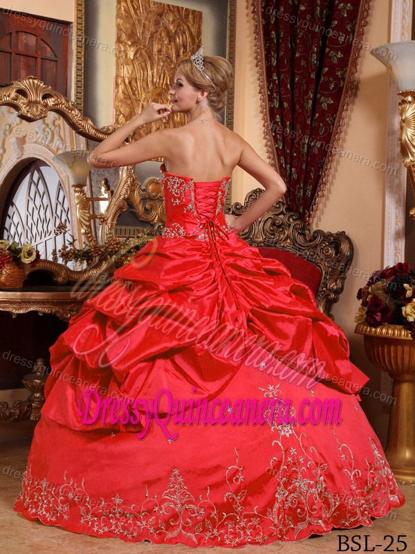 Embroidered Lace-up Taffeta Beaded Exquisite Quinceanera Gown in Red