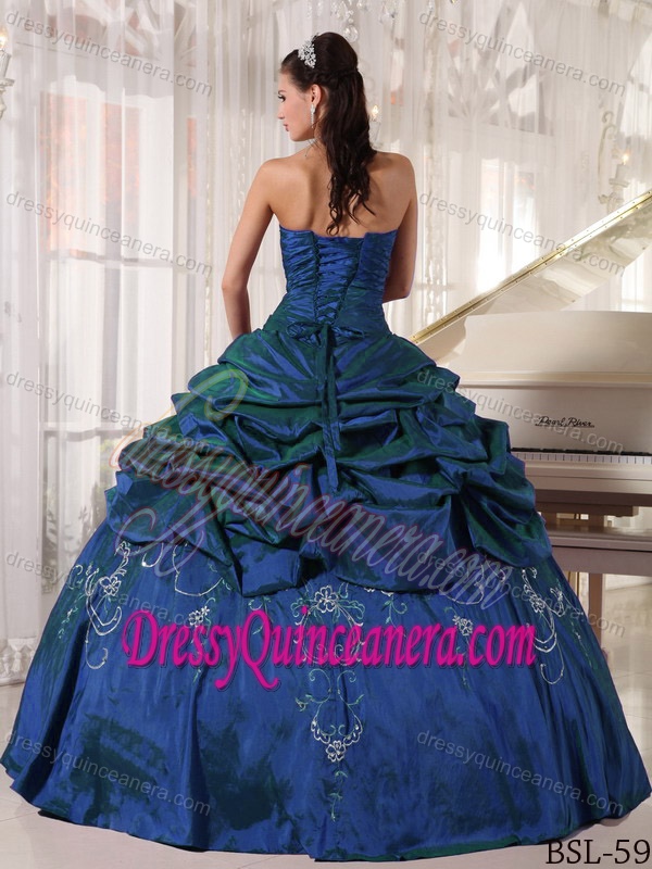 Luxurious 2013 Strapless Taffeta Beading Quinceanera Dress with Embroidery