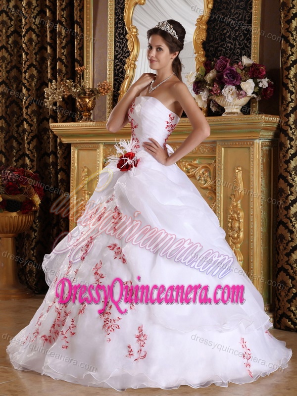 Dreamy Strapless Organza Appliqued Quinceanera Gown Dress in White
