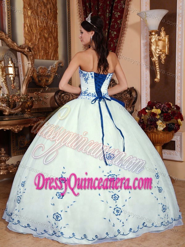 White and Blue Strapless Quinceanera Gown Dresses with Embroidery in Organza