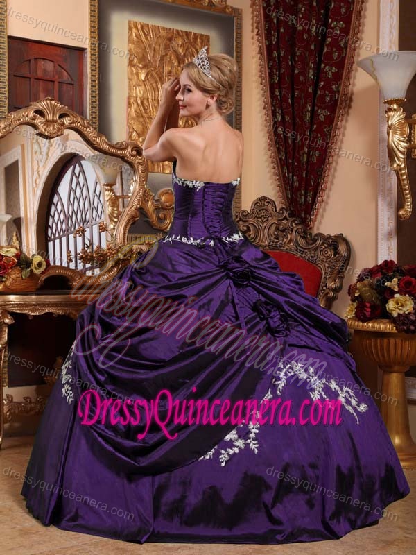 Purple Sweetheart Quinceanera Gown Dresses in Taffeta with White Embroidery