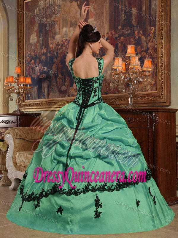 Hot Green Straps Embroidery Quinceanera Dresses with Appliques in Taffeta
