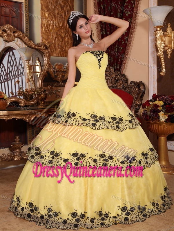 Ruching Sweet Sixteen Quinceanera Dresses with Layers and Appliques in Yellow