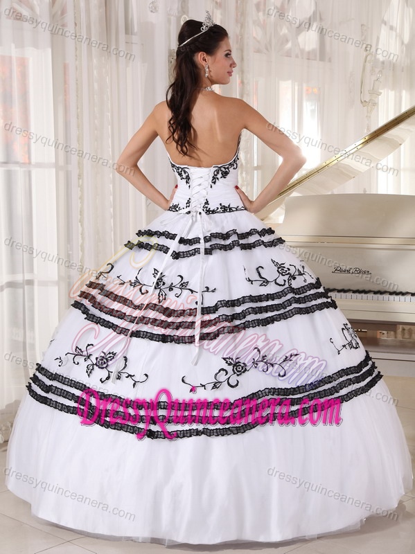 White and Black Sweetheart Tulle Embroidery Discount Dress for Quinceanera