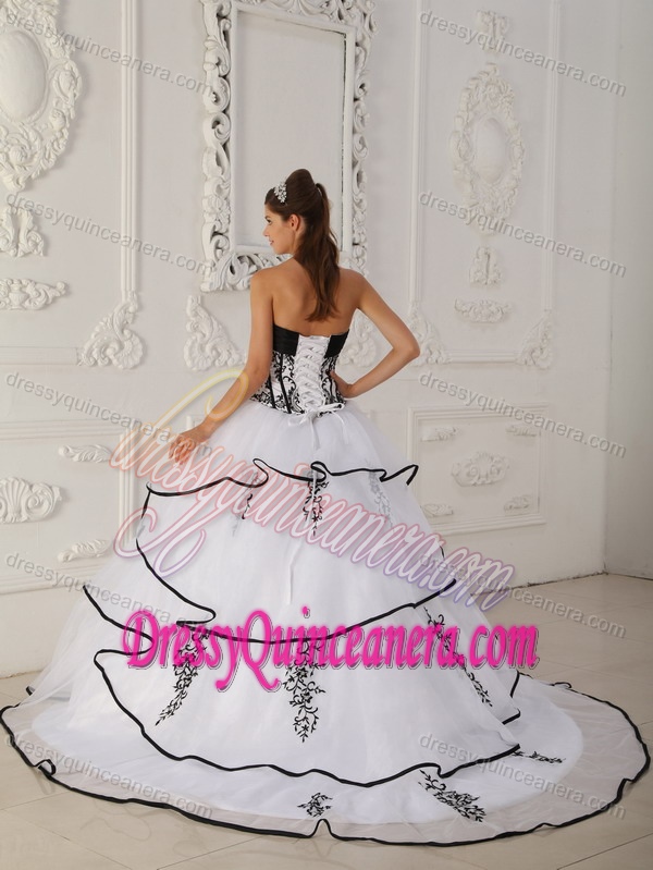 White Sweetheart Taffeta and Organza Quinceanera Dress with Black Applique