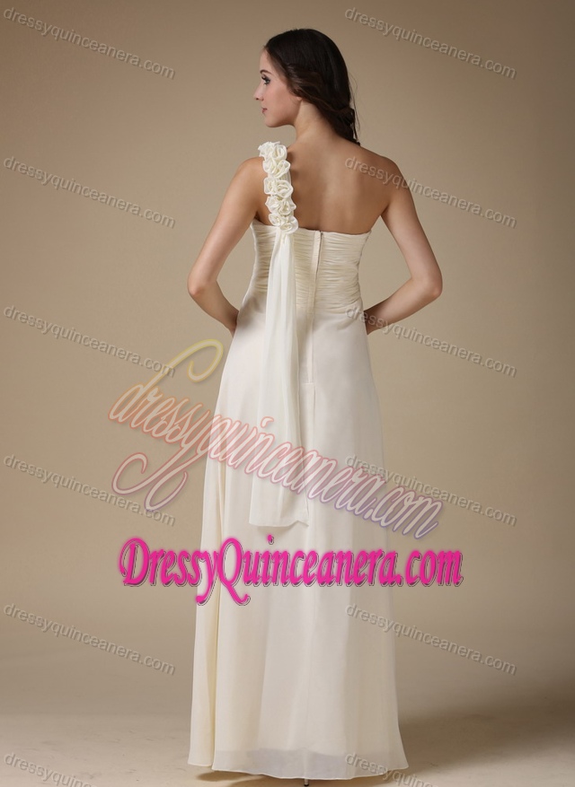 2014 White One Shoulder Chiffon Dama Dress with Hand Made Flowers