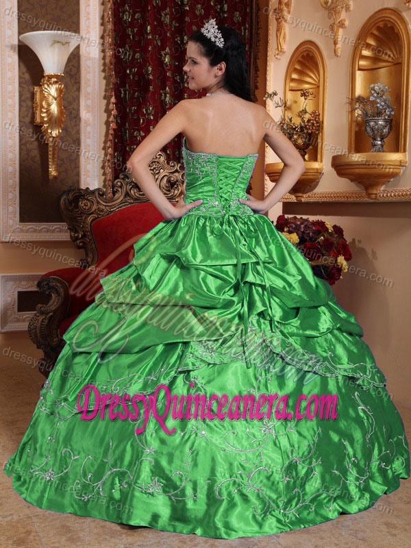 Clearance Green Ball Gown Strapless Quince Dresses with Embroidery in Taffeta
