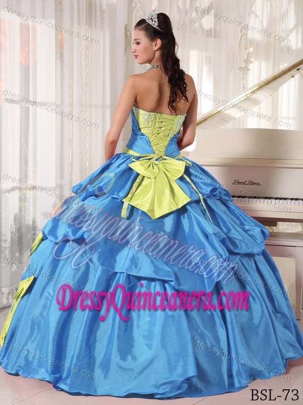 Gorgeous Appliqued Sweetheart Dress for Quince in Taffeta with Bowknot