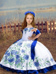 Charming Sleeveless Floor Length Embroidery Lace Up Girls Pageant Dresses with White