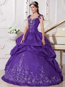 Straps Purple Ball Gown Taffeta Quinceanera Dresses with Pick-ups and Embroideries