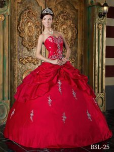 Sweetheart Taffeta Quinceanera Dress with Appliques and Beading in Red