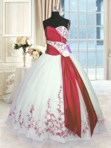 Sleeveless Floor Length Embroidery and Sashes ribbons Lace Up Quinceanera Gowns with White And Red