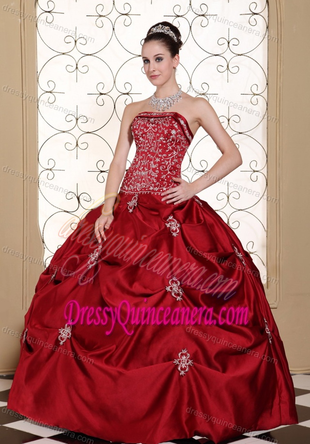 Embroidery Taffeta Strapless Sweet Sixteen Dresses with Pick-ups in Wine Red