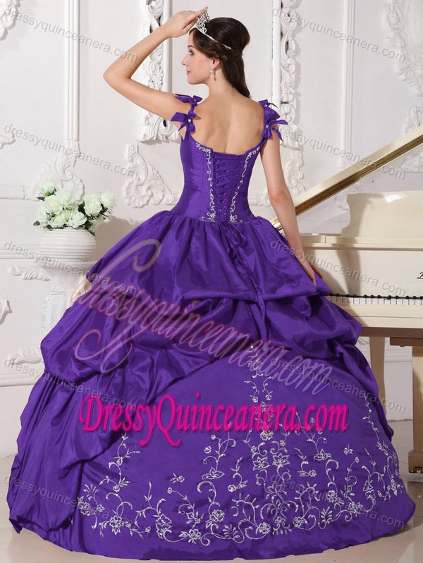 Straps Purple Ball Gown Taffeta Quinceanera Dresses with Pick-ups and Embroideries