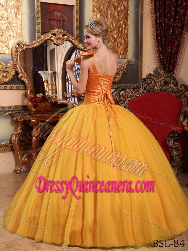 Popular One Shoulder Ruching Quinceanera Gown Dresses in Gold with Beadings