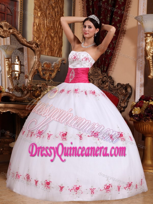 White and Red Strapless Dresses for Quince in Taffeta and Tulle with Appliques