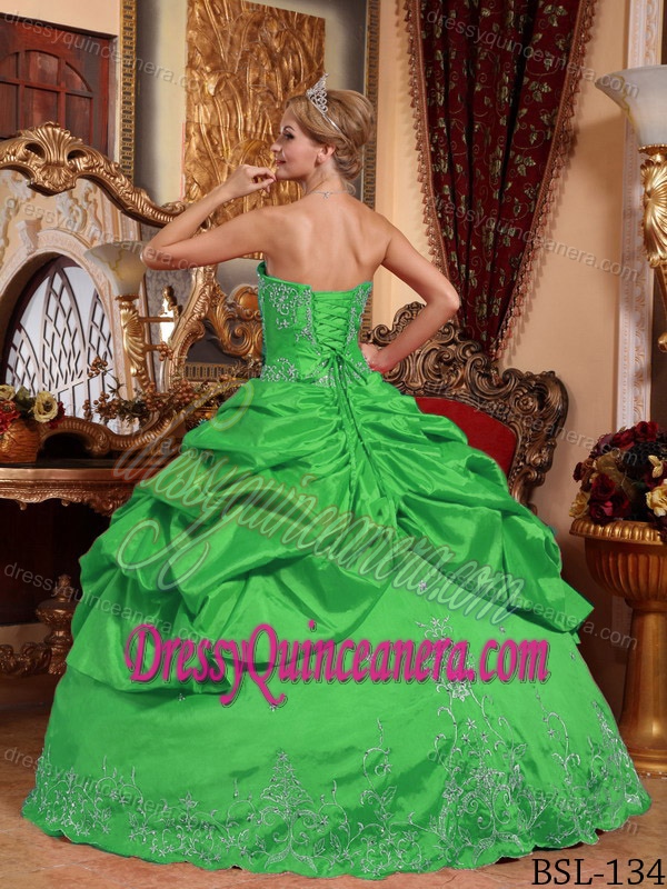 Sweetheart Taffeta Spring Green Quinceanera Dress with Pick-ups and Embroidery