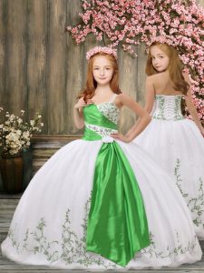 Best Sleeveless Organza Floor Length Lace Up Little Girl Pageant Gowns in White with Embroidery and Belt