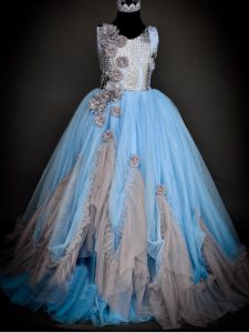Floor Length Backless Little Girls Pageant Gowns Light Blue for Wedding Party with Sequins and Hand Made Flower