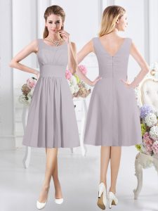 Trendy Scoop Sleeveless Dama Dress for Quinceanera Knee Length Ruching Grey Chiffon