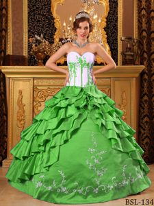 Green Sweetheart Taffeta Quinceanera Dresses with Ruffles and Embroidery