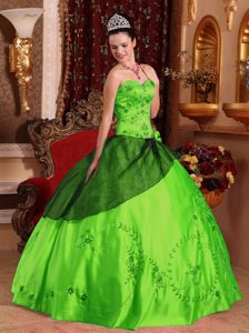 Spring Green Sweetheart Ball Gown Beaded Quinceanera Dresses with Embroideries