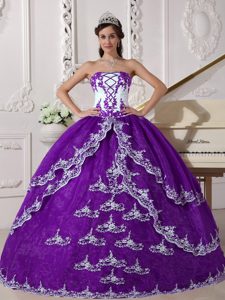 Custom Made Purple and White Strapless Organza Quinceanera Dress with Appliques