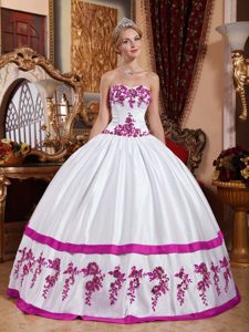 Cheap White Sweetheart Ball Gown Taffeta Quinceanera Dress with Fuchsia Appliques
