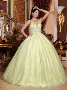 Light Yellow V-neck Tulle Floor-length Quinceanera Dresses with Beading a La Mode