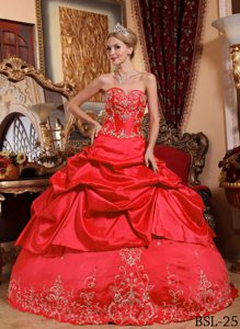 Embroidered Lace-up Taffeta Beaded Exquisite Quinceanera Gown in Red