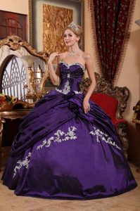 Purple Sweetheart Quinceanera Gown Dresses in Taffeta with White Embroidery
