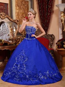 Beautiful Blue Satin Sweet 16 Dresses with Strapless and Embroidery