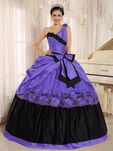 One-shoulder Purple and Black Taffeta Quinceanera Dress with Pick-ups and Bow