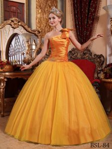 Popular One Shoulder Ruching Quinceanera Gown Dresses in Gold with Beadings
