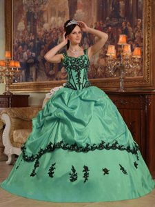 Hot Green Straps Embroidery Quinceanera Dresses with Appliques in Taffeta
