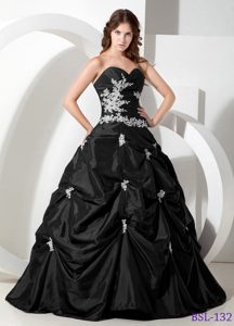 Sweetheart Floor-length Taffeta Appliqued Sweet Sixteen Dresses in Black