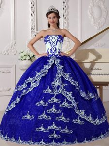 Organza Dark Blue and White Strapless Quinceanera Gowns with Appliques