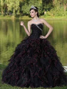 Cheap Sweetheart Ruffled Sweet 15 Dresses with Ruches and Beadings in Black
