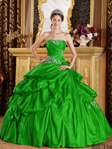 Spring Green Strapless Taffeta Dresses for Quinceanera with Pick-ups and Appliques
