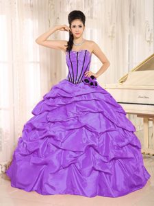 Fashionable Purple Taffeta Beaded Long Quinceanera Gowns with Flowers