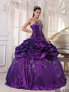 2013 Ball Gown Embroidery with Beading Sweet Sixteen Dress Made in Taffeta
