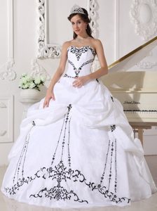 White Sweetheart Low Price Quinceanera Dress Decorated Black Embroidery