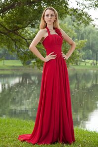 Hot Red Empire Halter Top Chiffon Ruched Dama Dress for Quince with Brush Train