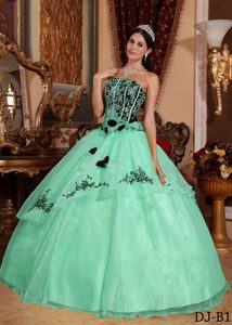 Apple Green Strapless Organza Quinceanera Gowns with Embroideries and Flowers