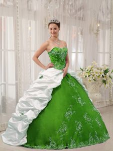 Green White Sweetheart Taffeta Quinceanera Dresses with Embroidery and Pick-ups