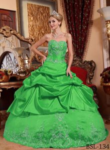 Sweetheart Taffeta Spring Green Quinceanera Dress with Pick-ups and Embroidery