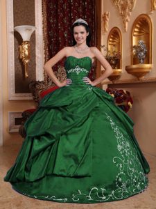 2013 Sweetheart Ruched Green Sweet 15 Dress with White Embroidery in Taffeta
