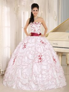 New White Organza Strapless Quinceanera Dress with Embroidery Decorated